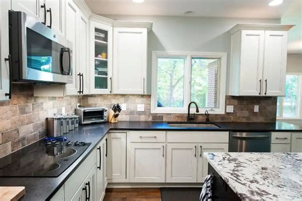 What Color Paint or Walls Go With Brown, Black, and Green Granite Countertops?