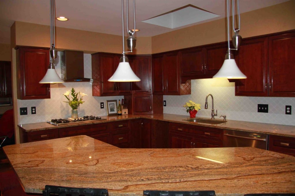 What Color Backsplash Goes With Black and Brown Granite Countertops?